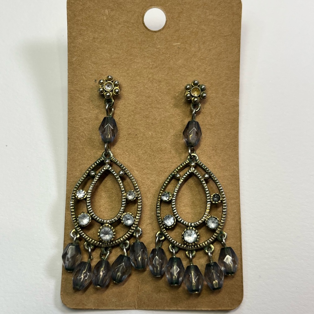 restored and cleaned!
studded dangling periwinkle beaded earrings!